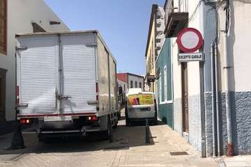 La calle peatonal del casco histórico de San Juan, bajo el asedio de los vehículos/TA.